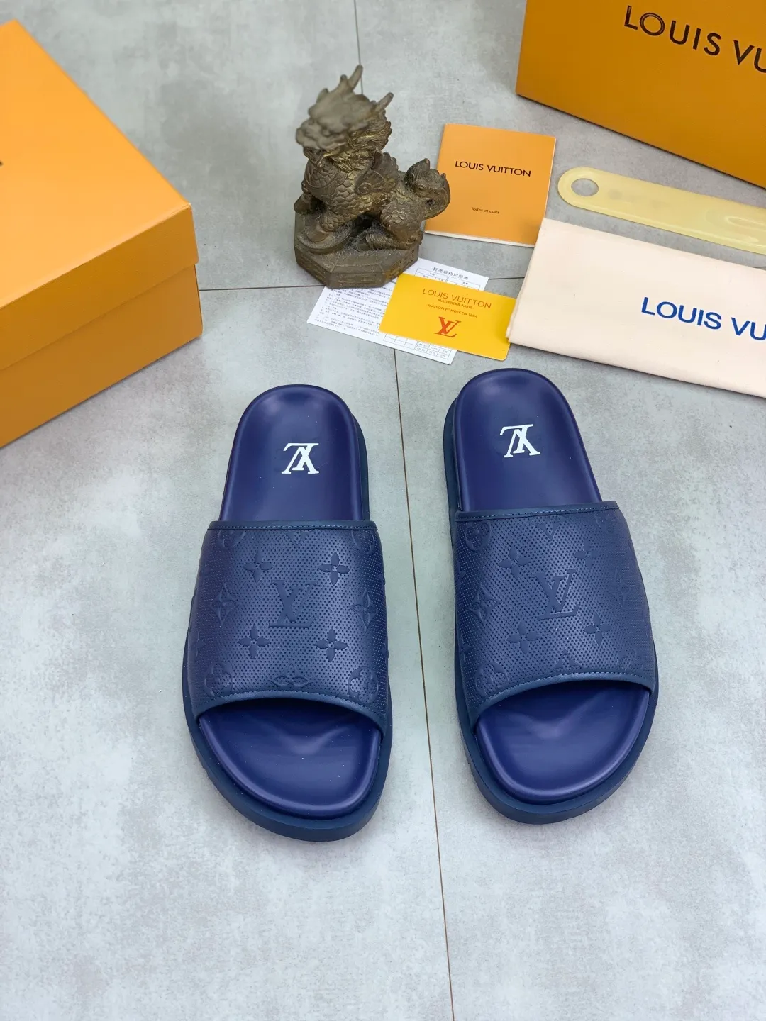 Men's shoes 💰P300💰【New style】🆘 Original quality 【LOUIS VUITTON】The popular Louis Vuitton LV men's slippers on the official website are on sale simultaneously! Original fabric imported from Italy, original factory special supply, code number: 38-44 (45 customized), many colors available